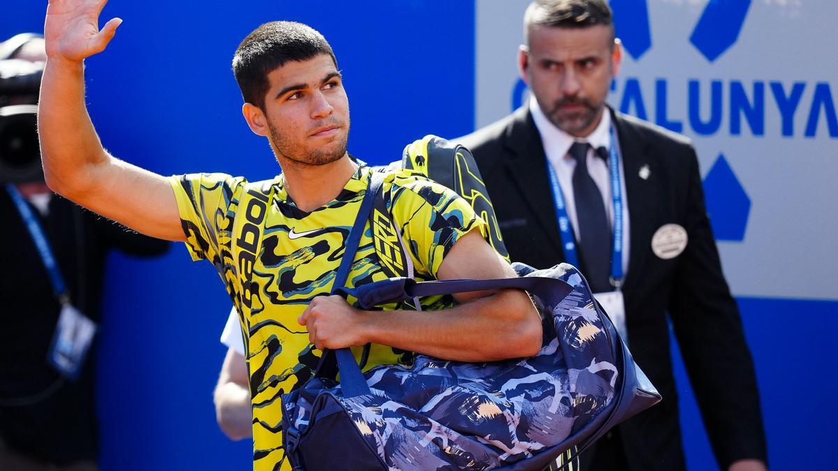 Carlos Alcaraz saluda al público en su estreno en el Barcelona Open Banc Sabadell - Conde de Godó