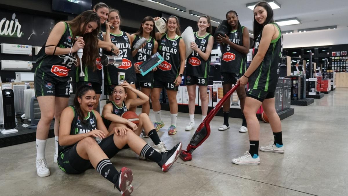 Las jugadoras del Milar Córdoba BF, en la tienda Milar Chinales.