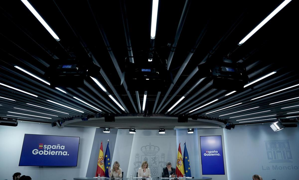 Pilar Alegría, Yolanda Díaz y José Luis Escrivá durante la rueda de prensa posterior al Consejo de Ministros.