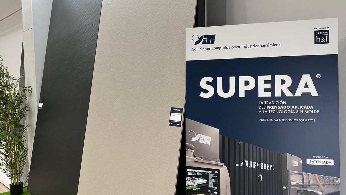 El eje central de la muestra es Supera, la prensa de gran formato sin molde que marca un punto de inflexión en los procesos productivos