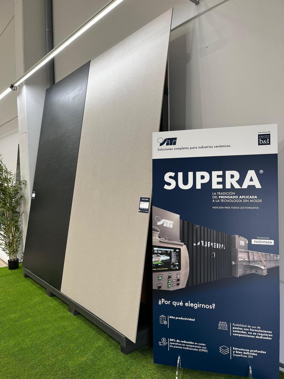 El eje central de la muestra es Supera, la prensa de gran formato sin molde que marca un punto de inflexión en los procesos productivos