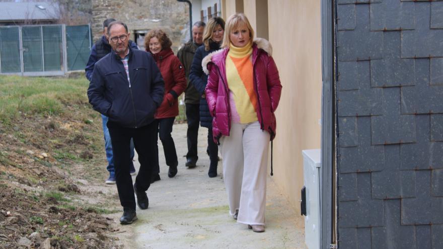 La delegada de la Junta visita la vivienda de alquiler social rehabilitada en Lobeznos por 103.000 euros