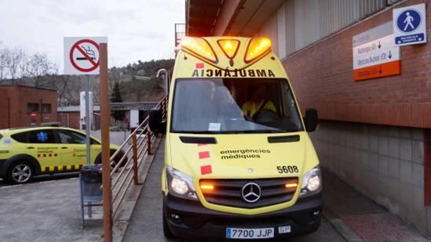 Imatge d&#039;arxiu d&#039;una ambulància sortint d&#039;Urgències de l&#039;hospital Josep Trueta de Girona .