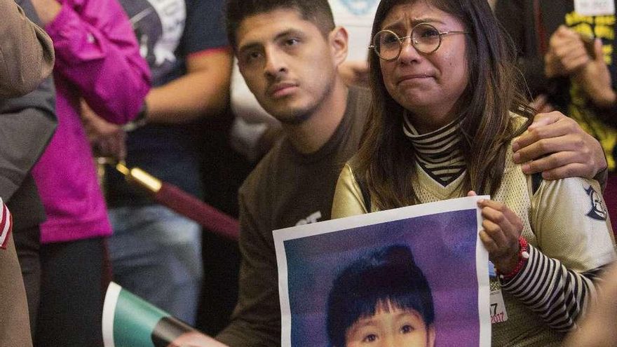 Un &quot;soñador&quot; de Arkansas y una &quot;soñadora&quot; de Florida en un acto de protesta junto al Capitolio.