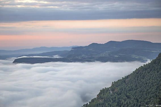 Boira. Des del turó del Puigsagordi (Balenyà) podem apreciar aquest mar de boira baixa que ens tapa la vall i deixa al descobert l’alçada.