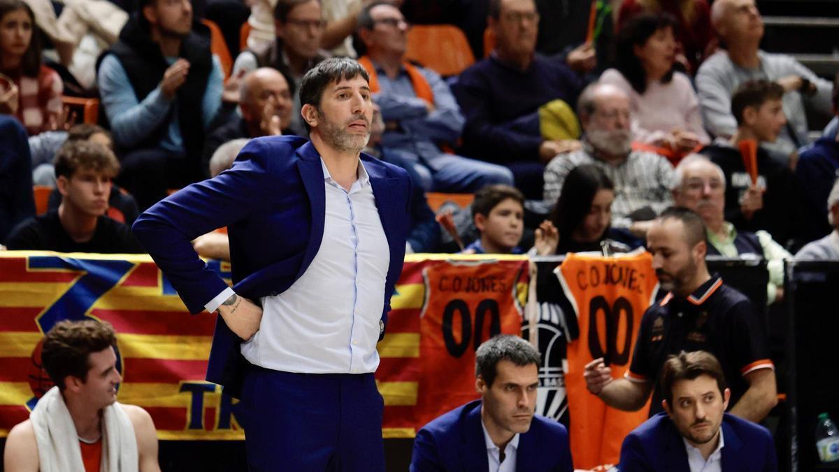 Álex Mumbrú, durante el partido ante el Anadolu Efes en La Fonteta
