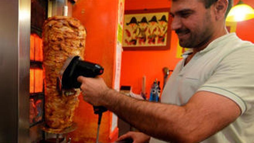 Un trabajador de un kebab