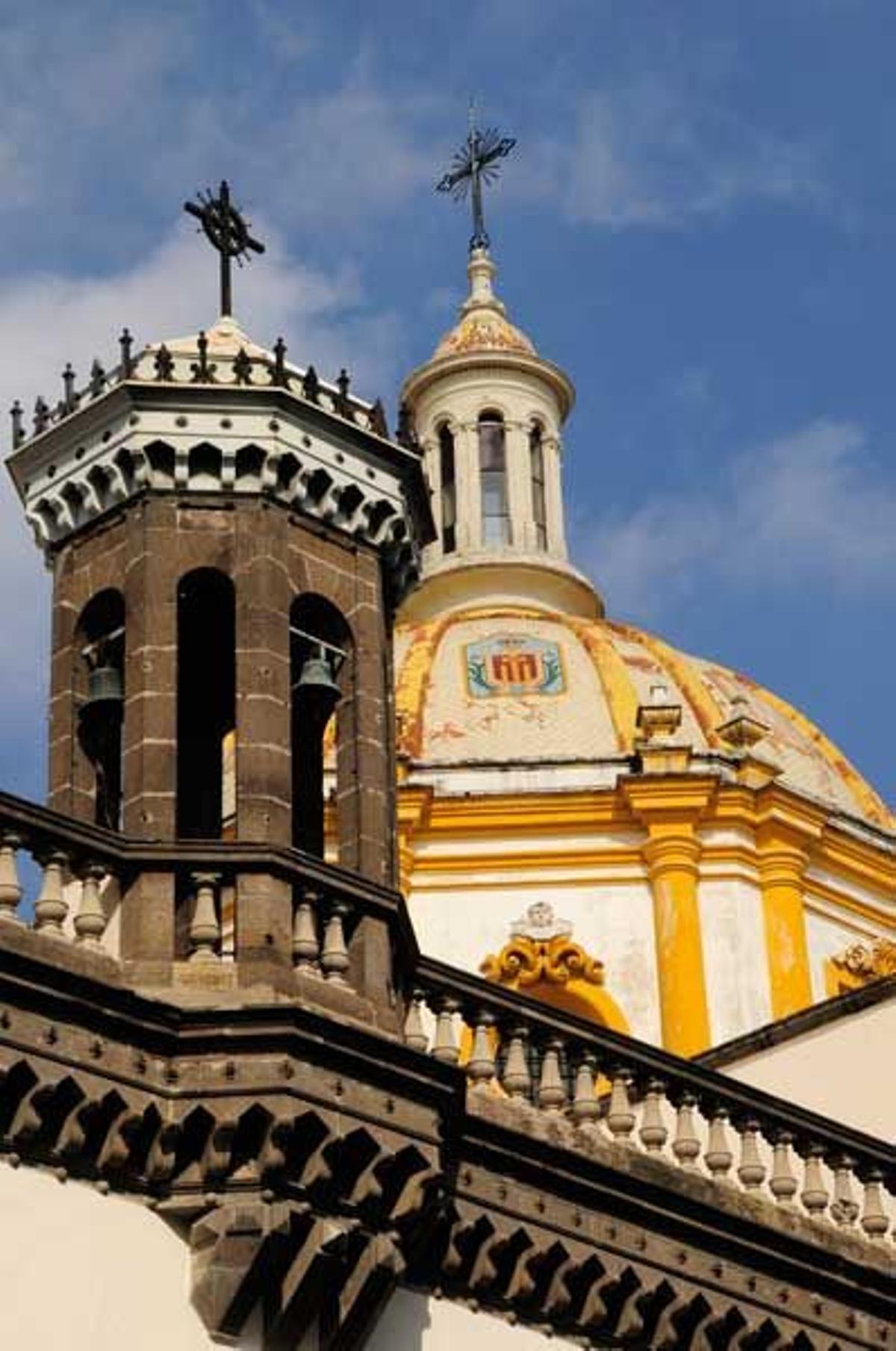 Detalle del tejado y la cúpula de la Iglesia de Santa María en Guadalajara.