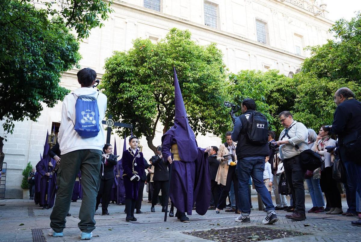 Procesión de El Cristo de la Corona por Sevilla. Procesión de El Cristo de la Corona por Sevilla.