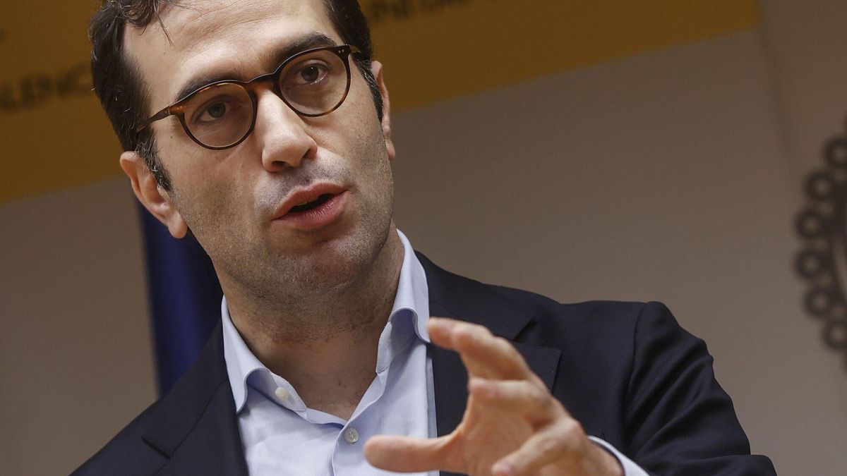 El ministro de Economía, Comercio y Empresa, Carlos Cuerpo, durante una jornada de trabajo donde se reúne con asociaciones de empresarios, comerciantes e industria para hacer seguimiento de la situación económica tras la DANA en Valencia.