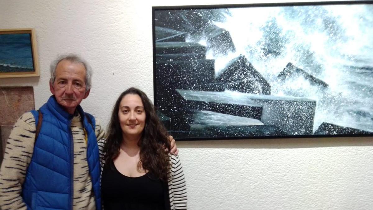 Chus Gión con Elsa Suárez, exconcejala de Cultura de Grado, durante una exposición en la casa de cultura moscona.