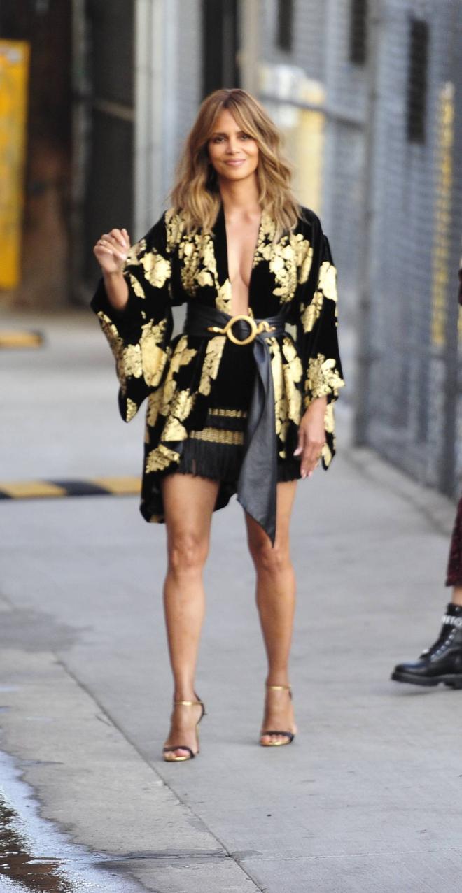 Halle Berry con vestido tipo caftán a su llegada al show de Jimmy Kimmel