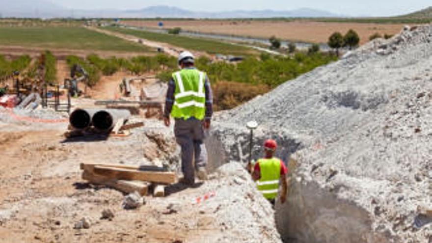 Operarios de Redexis instalan redes de gas en Guadix, en Granada.