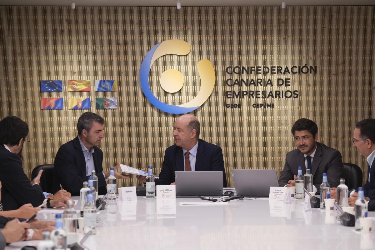 El candidato del PP a la Presidencias de Canarias, Manuel Domínguez, en la reunión de este viernes con CECAPYME.