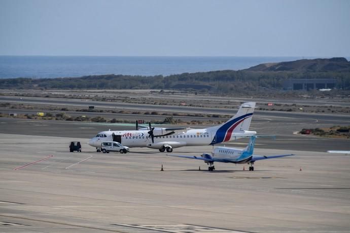 26-03-20  GRAN CANARIA. AEROPUERTO DE GRAN CANARIA. INGENIO TELDE. . Efecto del Covid-19 en el Aeropuerto de Gran Canaria, plataforma de aparcamiento de aviones vacía, últimos turistas y últimos en llegar.  Fotos: Juan Castro.