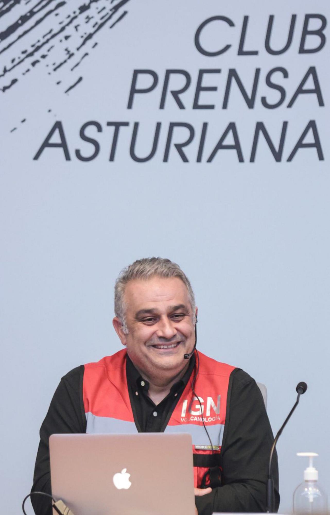 El conferenciante, muy sonriente durante su charla. | Irma Collín