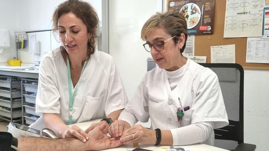 Las enfermeras Tatiana Herrero e Isidora Ordóñez hacen pruebas a un paciente. | ASEF