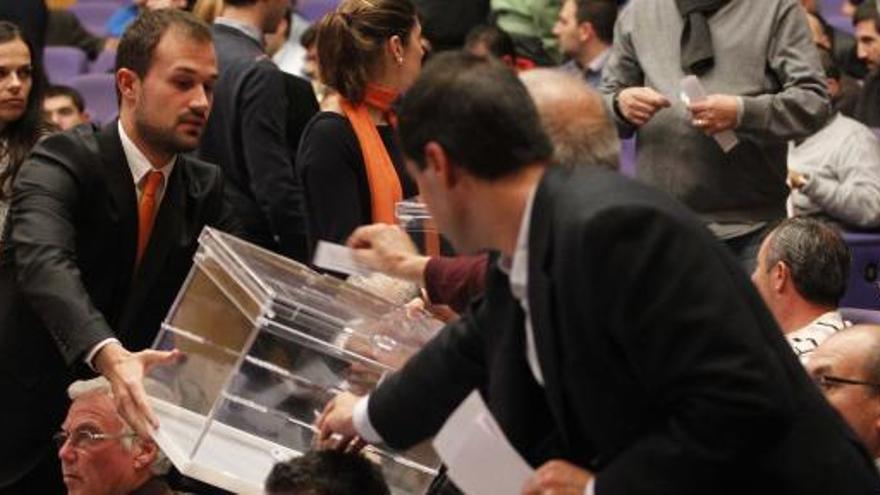 Los accionistas colocan su voto en la urna, ayer en el Palacio de Congresos.