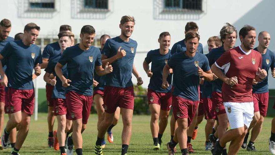 La plantilla, trotando en conjunto durante un entrenamiento celebrado en el campo de A Seca de Poio. // Rafa Vázquez