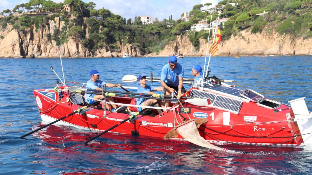 L&#039;expedició Ocean Cats recollint la mostra de microplàstics.