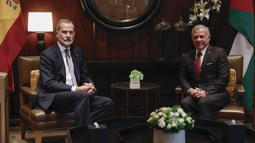 Felipe VI y el rey Abdalá II de Jordania, durante el encuentro que celebraron este domingo en Amán.