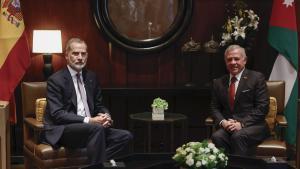 Felipe VI y el rey Abdalá II de Jordania, durante el encuentro que celebraron este domingo en Amán.