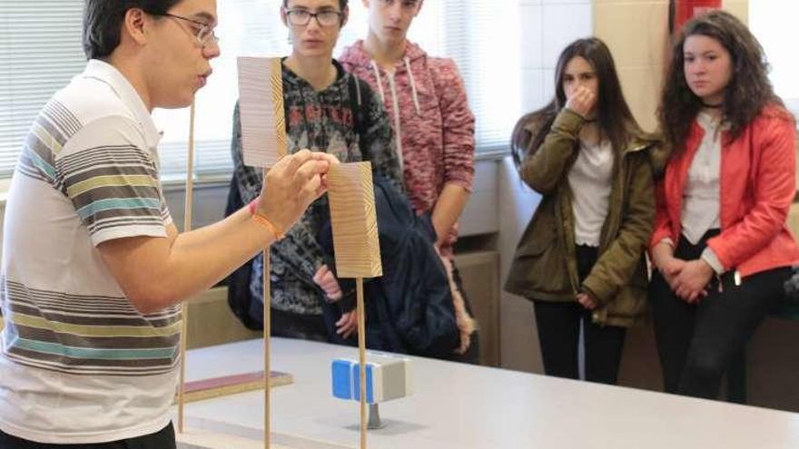 Un momento de la actividad de Geología en el laboratorio.