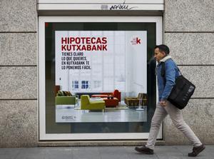 Un cartel de un banco en Bilbao anuncia préstamos para la compra de vivienda. 