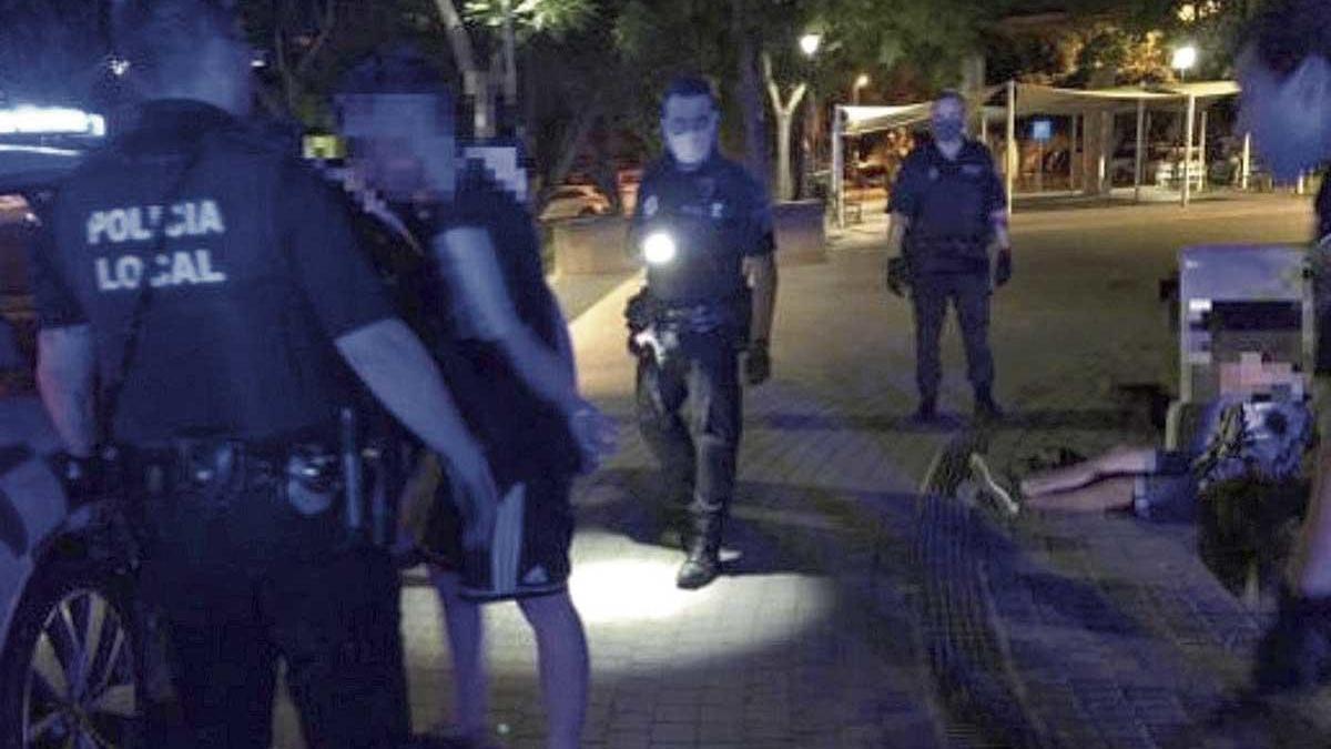 Agentes de la Policía Local de Eivissa durante el violento atraco ocurrido ayer de madrugada.