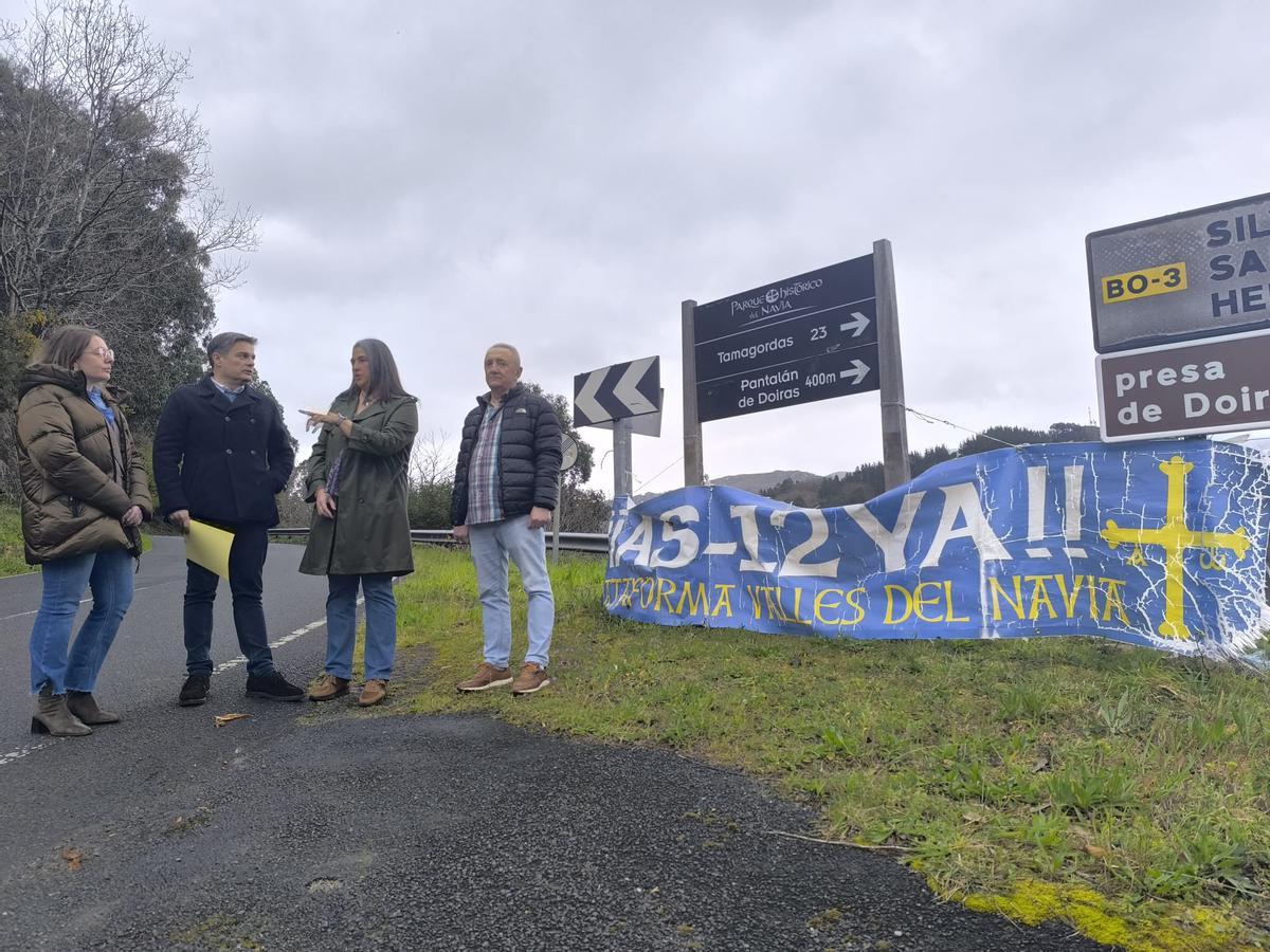 Salomé Sánchez, Pedro de Rueda, la concejala boalesa Mónica Fernández y el grandalés Benjamín Fernández junto al corredor.