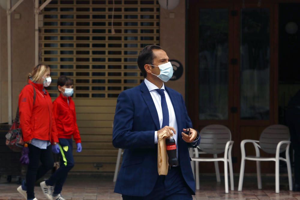 Imágenes del ambiente de este viernes, 15 de mayo, en el Centro de Málaga, el entorno de la plaza de toros de La Malagueta y las calles del Perchel, donde los ciudadanos ya esperan que sea el último viernes de la ciudad en la fase 0 de la desescalada.