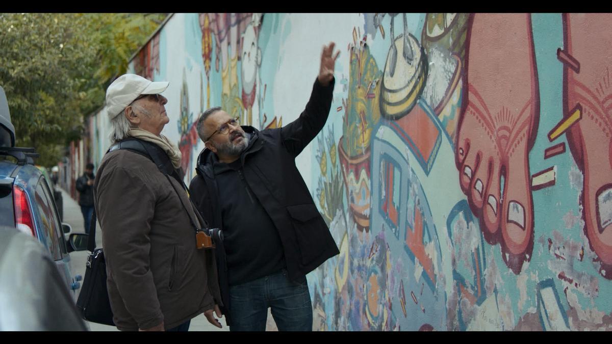 Saura con el artista urbano Zeta en un fotograma del documental.