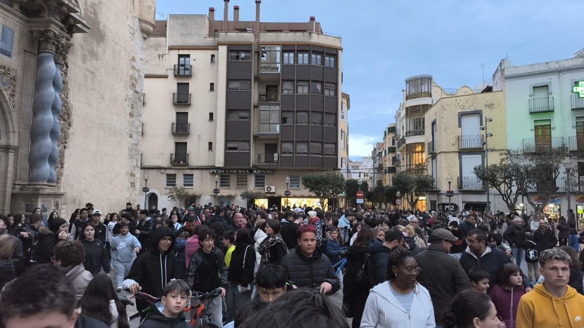Imagen de la multitud congregada con los teléfonos móviles listos para grabar.