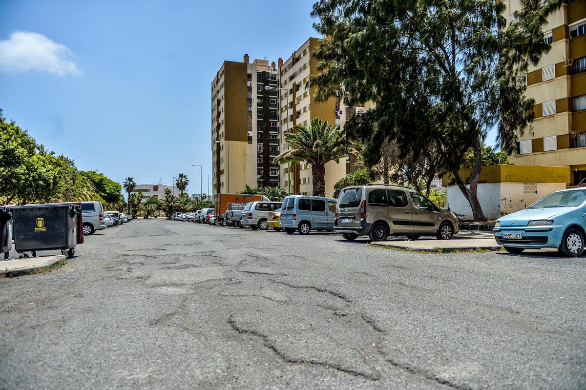 Calles mal asfaltadas y con parches en la fase III de Jinámar.