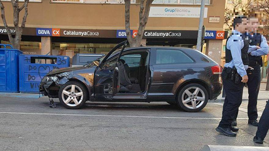 El cotxe, després de ser interceptat per la policia.