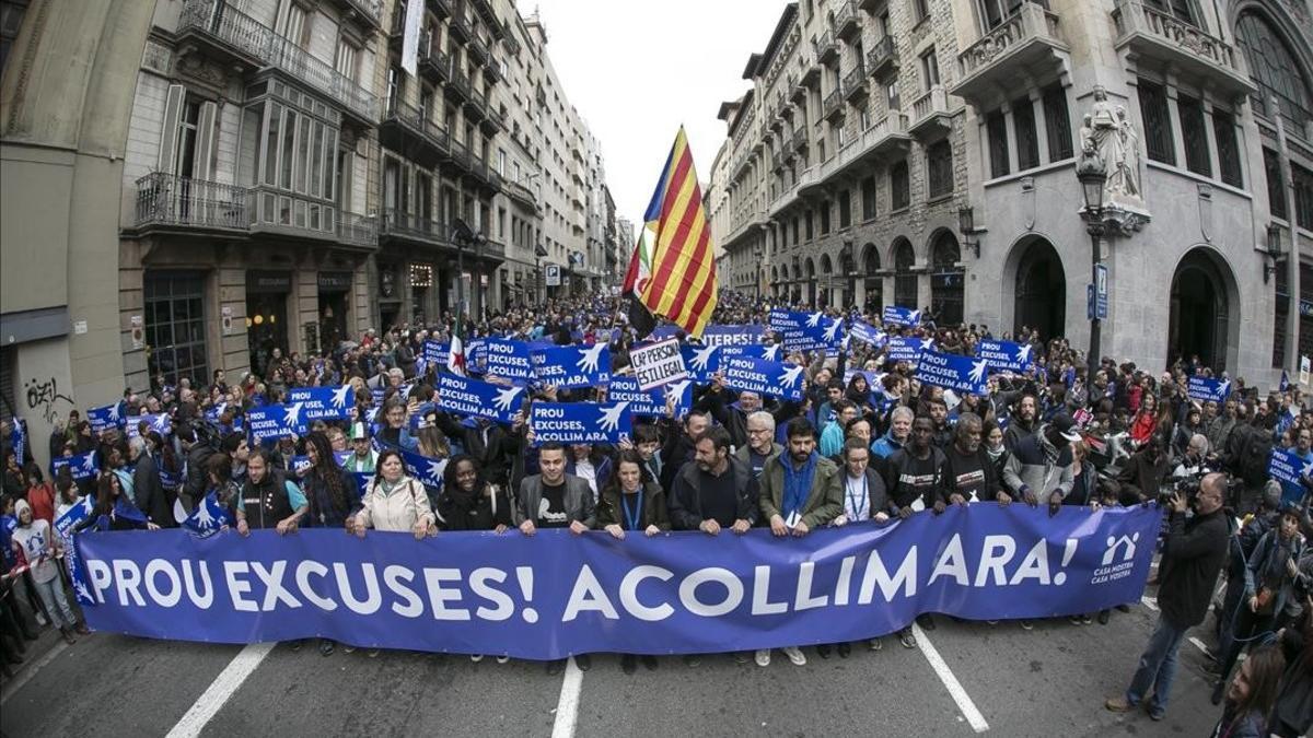 Cabecera de la manifestación durante su paso por la Via Laietana.