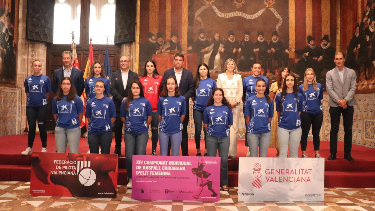 Jugadores de l'Individual CaixaBank de raspall i autoritats posaren al Saló de Corts del Palau de Presidència per a la gran foto de família.