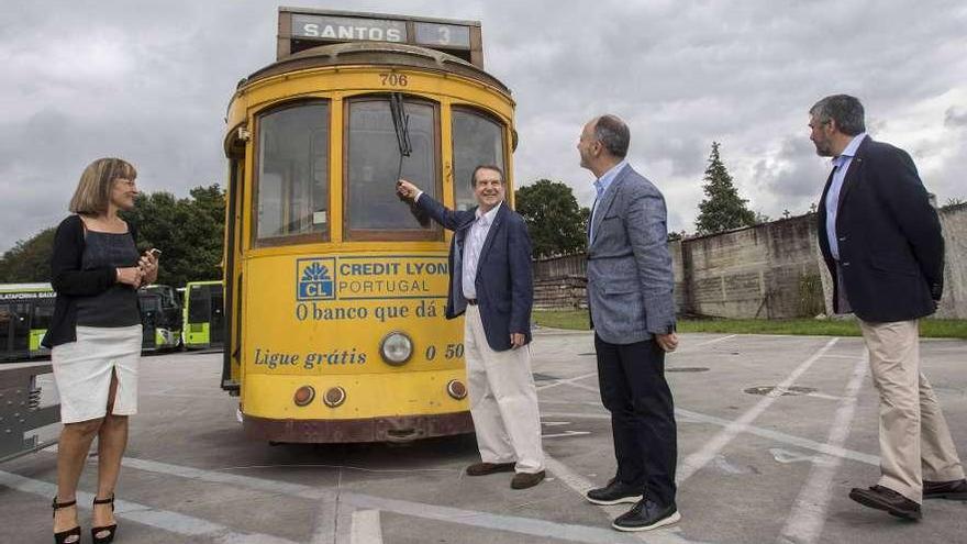 El alcalde posa ayer delante de un modelo de tranvía gemelo al que circulaba hace 50 años por Vigo. // C. G.