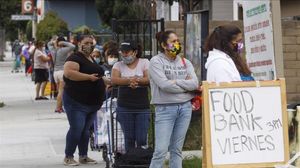 zentauroepp53161098 santa ana  united states   17 04 2020   local residents queu200424102653