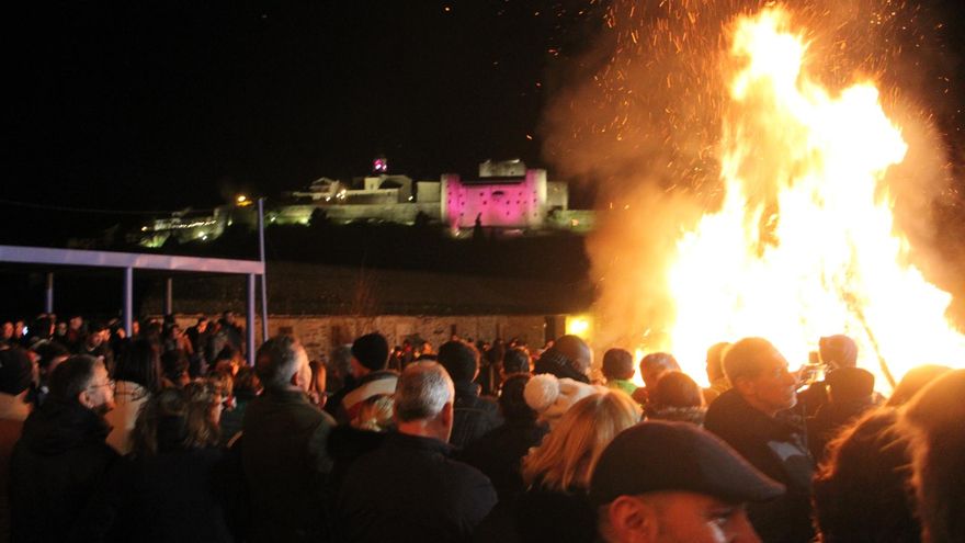 La candela de la hoguera del San Francisco anuncia La Candelaria