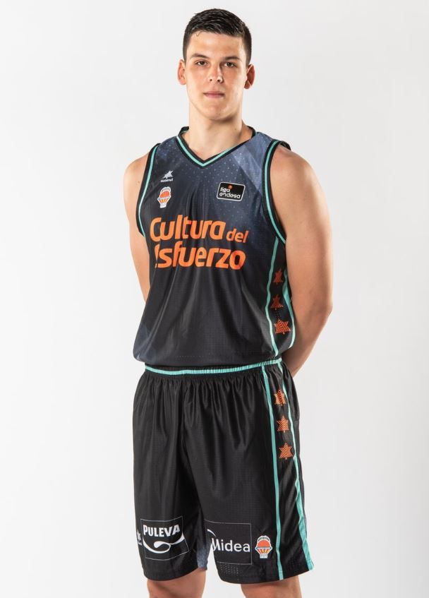 Las nuevas equipaciones de Valencia Basket: ¡Sorpresa con 'pólvora y cenizas'!