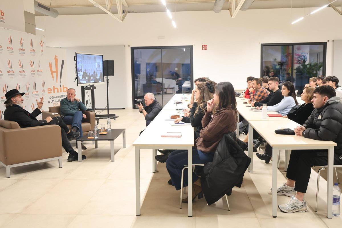El promotor Pino Sagliocco ofreció una charla a los alumnos del Curso de Especialista MICE y Organización de eventos en la Escuela de Hostelería de Ibiza.