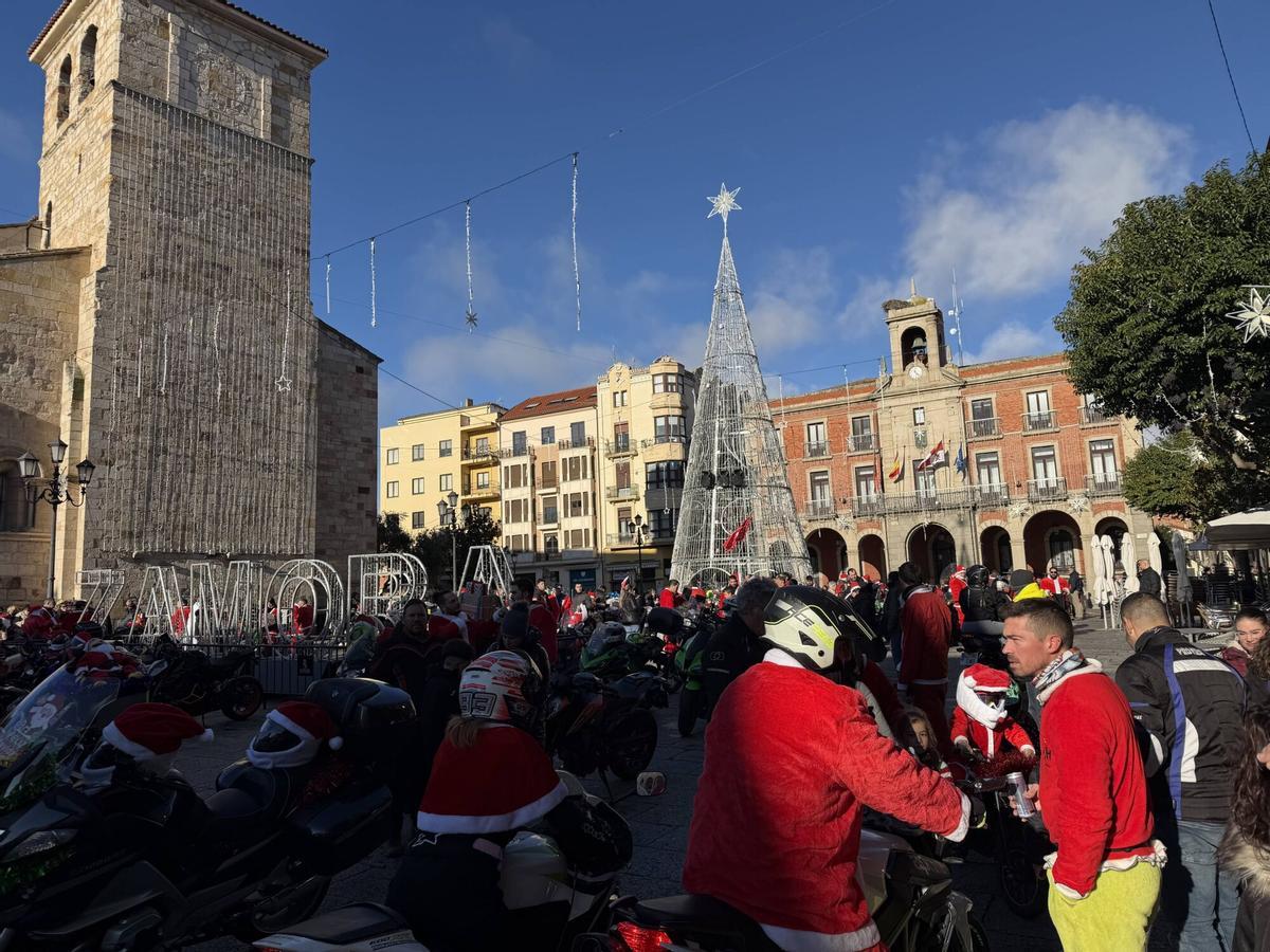 Zamora. Plaza Mayor. Papanoelada motera.
