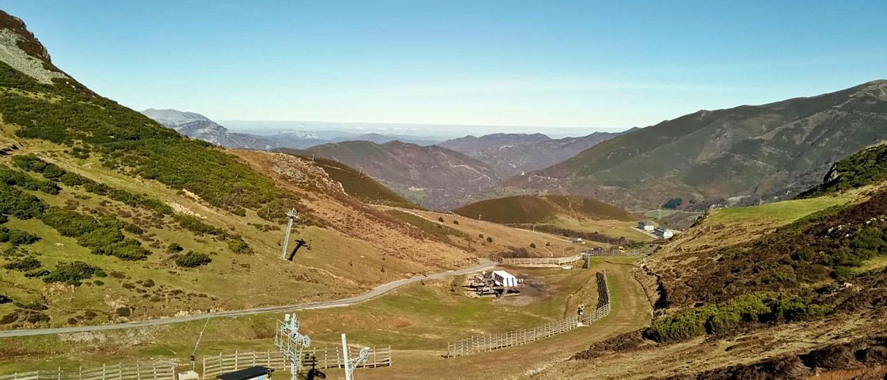 La estación lenense de Valgrande-Pajares, ayer, sin nieve.