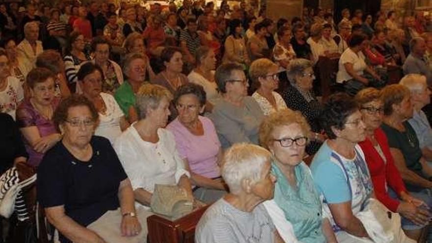 Fieles que ayer acudieron a la misa solemne en la excolegiata.  // S.Á.