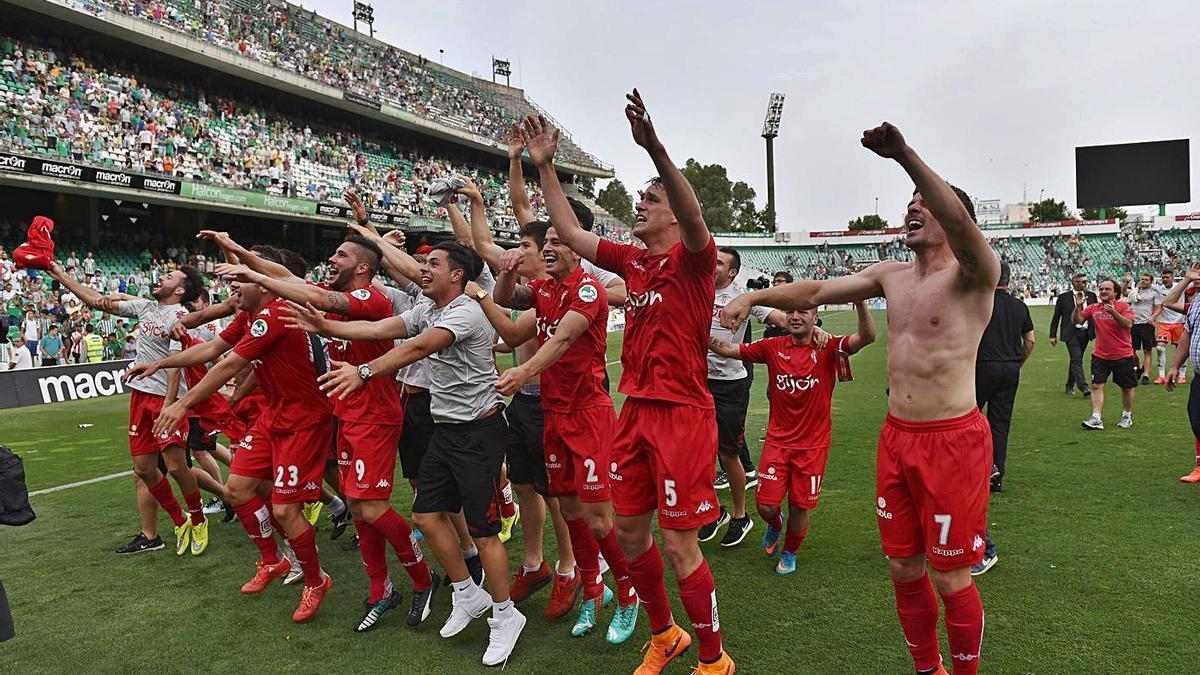 Los jugadores del Sporting celebran el ascenso a Primera en el Benito Villamarín en 2015. | LNE