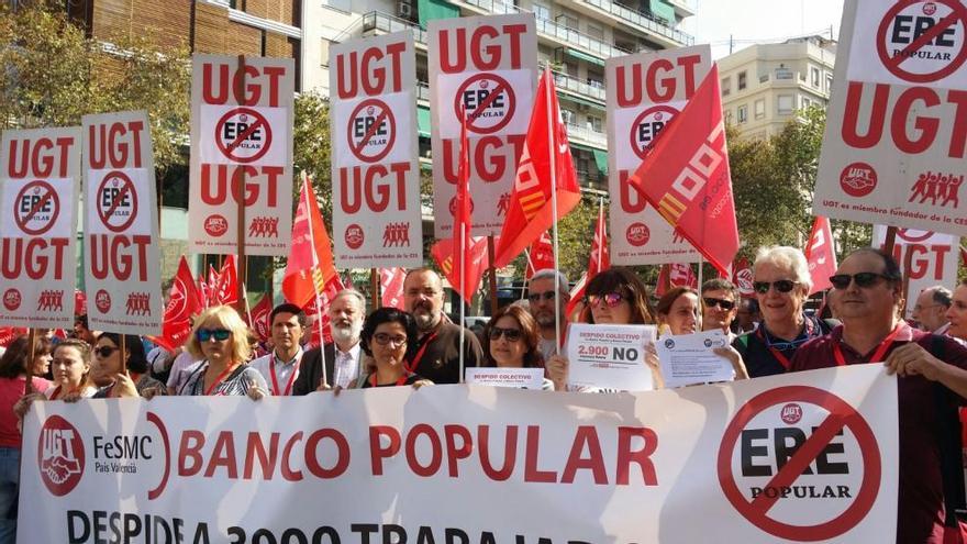 Movilización de trabajadores, frente a la sede del Servef