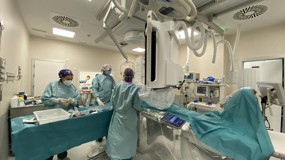 El Hospital Regional Universitario de Málaga ha incorporado un equipo monoplano para el tratamiento mínimamente invasivo de patologías vasculares