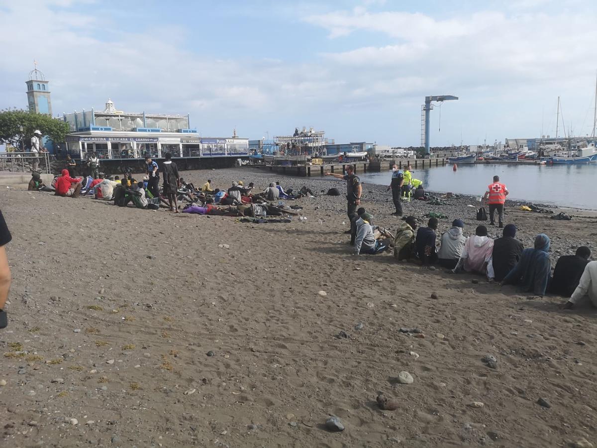 Imagen de los migrantes en la playa de Tenerife.