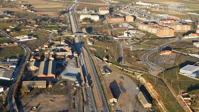 Los terrenos de Renfe junto a la estación del AVE, un espacio de 56.000 metros cuadrados.